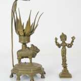 Sechs Bronzeskulpturen, u. a. eine Öllampe, Krishna und Radha - photo 2