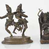 Sechs Bronzeskulpturen, u. a. eine Öllampe, Krishna und Radha - photo 3