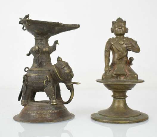 Sechs Bronzeskulpturen, u. a. eine Öllampe, Krishna und Radha - photo 4