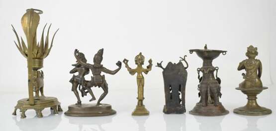 Sechs Bronzeskulpturen, u. a. eine Öllampe, Krishna und Radha - фото 5