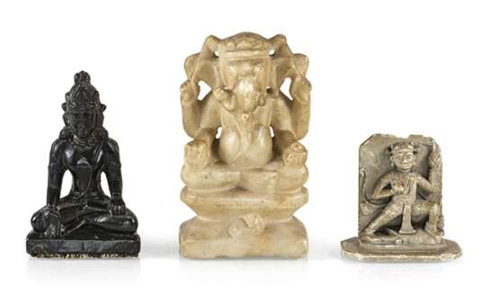 Drei Steinfiguren hinduistischer und buddhistischer Gottheiten, u. a. Ganesha - photo 1