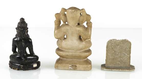 Drei Steinfiguren hinduistischer und buddhistischer Gottheiten, u. a. Ganesha - photo 3