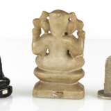 Drei Steinfiguren hinduistischer und buddhistischer Gottheiten, u. a. Ganesha - Foto 3