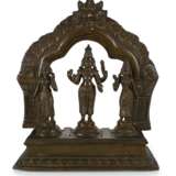 Triade aus Bronze mit Darstellungen von Vishnu, Shridevi und Bhudevi - photo 1