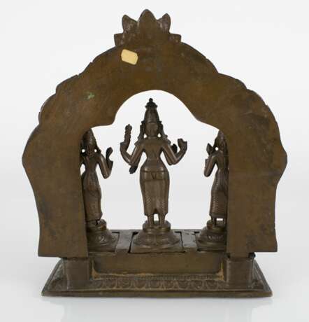 Triade aus Bronze mit Darstellungen von Vishnu, Shridevi und Bhudevi - photo 2