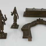 Triade aus Bronze mit Darstellungen von Vishnu, Shridevi und Bhudevi - photo 3