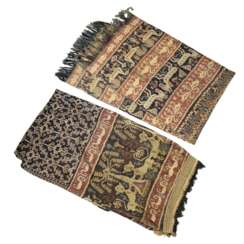 Zwei Ikat-Textilien