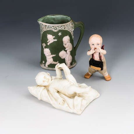 3x Kinderporzellan: Seltenes Kewpie-Kännchen, Kinderfigur und Baby auf Kissen - photo 1