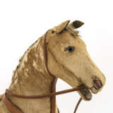 Fellbezogenes Pferd auf Räderplatte - photo 2