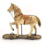 Fellbezogenes Pferd auf Räderplatte - photo 4