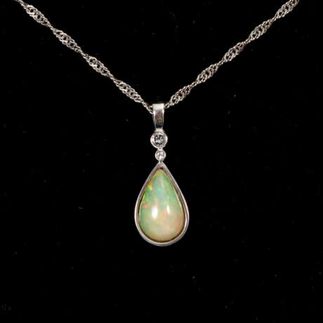 Anhänger mit Opal und Brillanten an Kette - фото 1