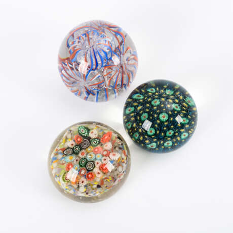 3 Paperweights - фото 1