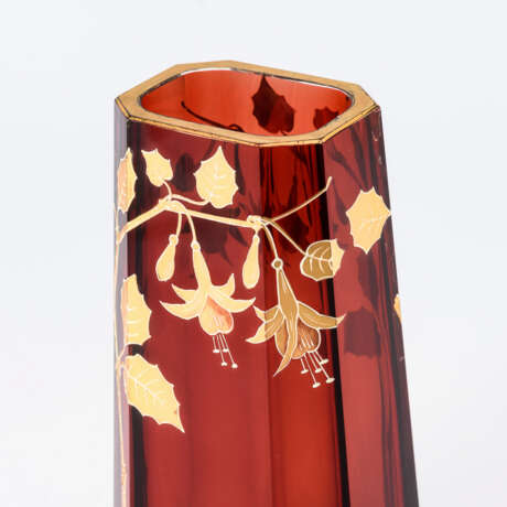 Rote Vase mit Fuchsiendekor - photo 2