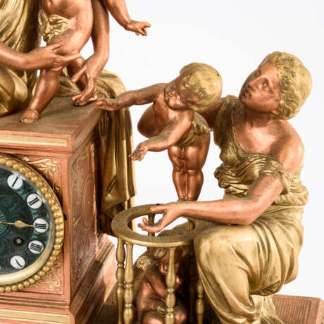 Große neoklassizistische Figuren-Pendule: Amorettenverkäuferin - Foto 2