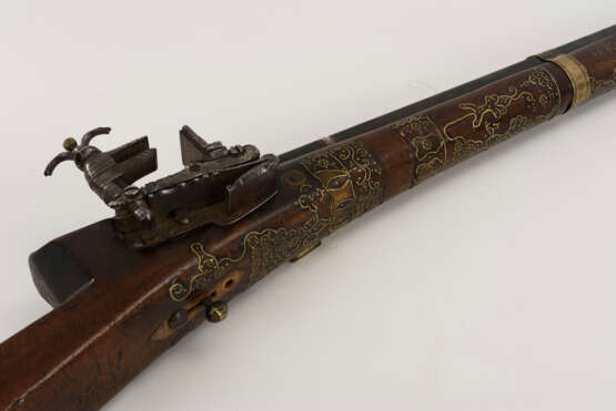 Orientalisches Steinschlossgewehr mit Bein- und Messingeinlagen - photo 2