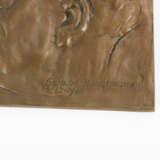 KALOT, Walter (1909 Glatz - 1996 Oberstdorf). Bronzerelief Bildnis "Gerhart Hauptmann 1862 - 1946". - Foto 2
