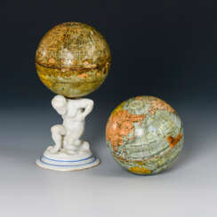 Kleiner Globus mit Porzellan-Atlas + Globus mit erotischem Inhalt