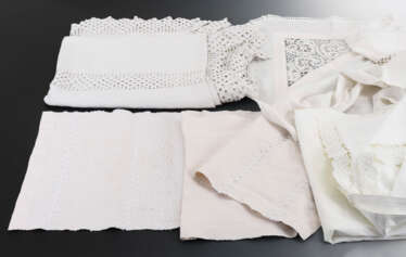 Konvolut Decken und Textilien mit Handarbeitsspitzen