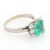 Ring mit einem Smaragd ca. 1,8 ct., - Foto 2