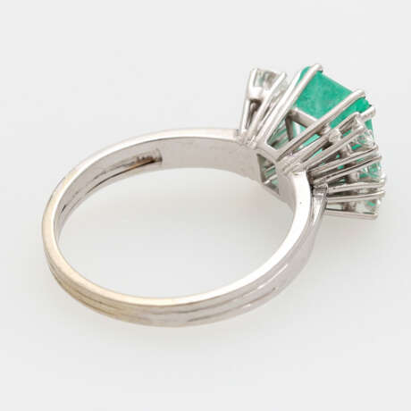 Ring mit einem Smaragd ca. 1,8 ct., - Foto 3
