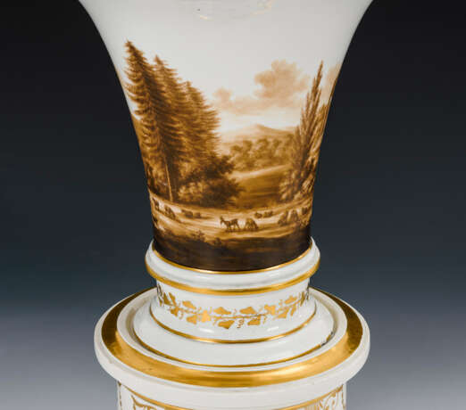 Vase mit Sepiamalerei und Sockel - фото 2