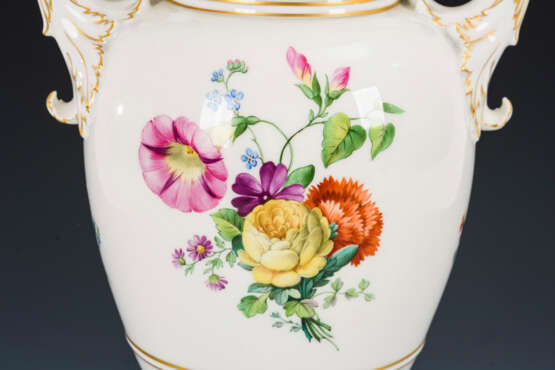 Vase mit Blumenmalerei - photo 2