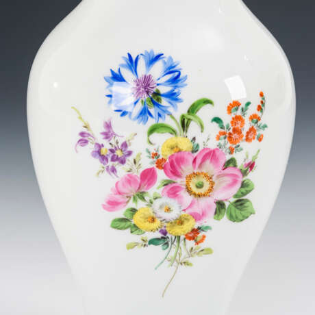 Vase mit Blumenmalerei - фото 3