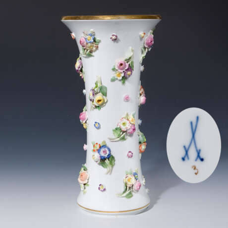 Vase mit plastischen Blüten - photo 1