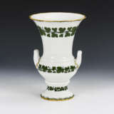 Vase mit Weinlaubdekor - photo 1