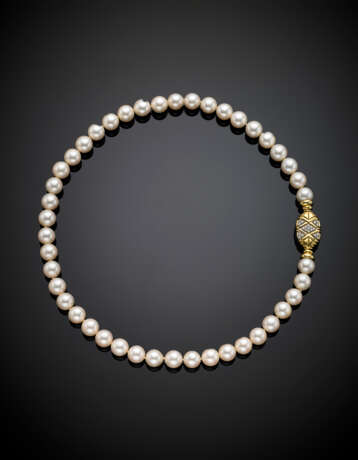 Collana in perle coltivate di mm 9/9.30 con chiusura in oro giallo e diamanti - фото 1