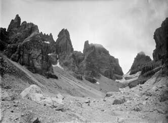Massiccio del Brenta con due alpinisti in primo piano 1890 ca