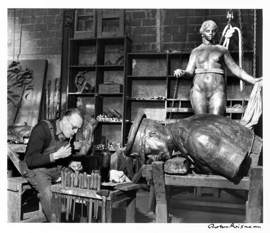 Robert Doisneau. Midi à la fonderie Rudier 1949 - Foto 1