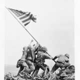 Joe Rosenthal. Raising the flag on Iwo Jima 1945 - Foto 1