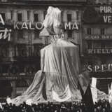 Christo. Wrapped Monument to Vittorio Emanuele, Project for Piazza del Duomo, Milano 1975 - Foto 1