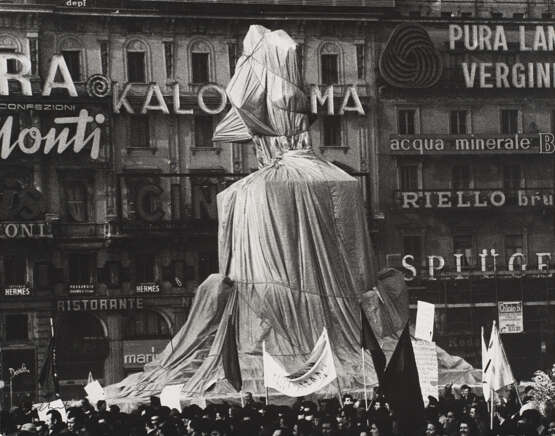 Christo. Wrapped Monument to Vittorio Emanuele, Project for Piazza del Duomo, Milano 1975 - Foto 1