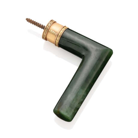 Faberge. A TWO-COLOUR GOLD-MOUNTED NEPHRITE CANE HANDLE - фото 1