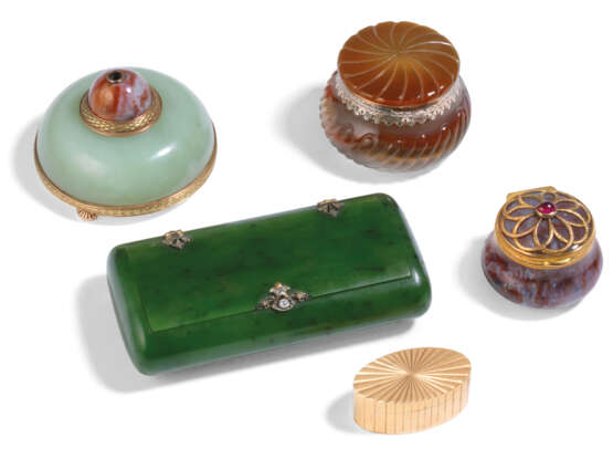A GROUP OF GOLD AND HARDSTONE BOXES AND A BELL-PUSH - Foto 1