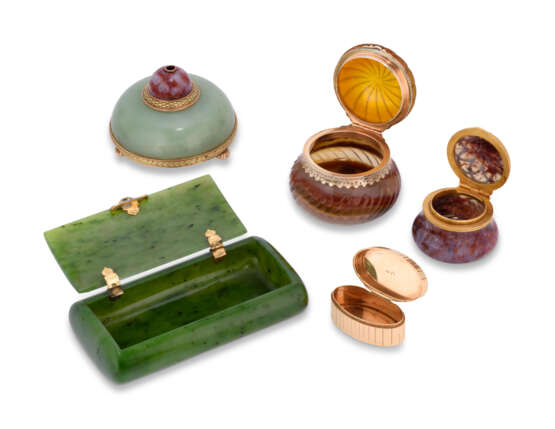 A GROUP OF GOLD AND HARDSTONE BOXES AND A BELL-PUSH - фото 2