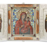 A GEM-SET, ENAMEL AND WOOD SILVER-MOUNTED TRIPTYCH ICON - Foto 1