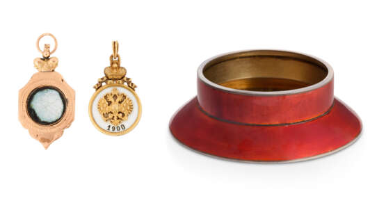 A SILVER-GILT AND ENAMEL MINIATURE LEIB GUARD HUSSAR NON-COMMISSIONED OFFICER'S CAP AND TWO ENAMEL GOLD JETONS  - Foto 2