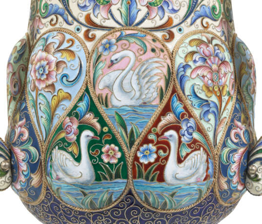 Ruckert, Feodor. A LARGE AND IMPORTANT SILVER-GILT AND CLOISONNÉ ENAMEL THREE-HANDLED CUP - photo 2