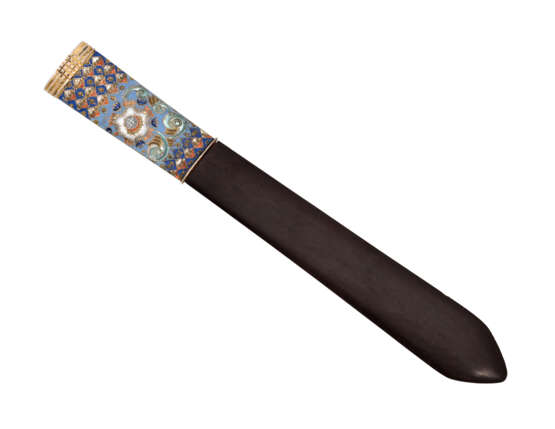 A CLOISONNÉ ENAMEL SILVER-GILT MOUNTED WOOD PAPER KNIFE - фото 1