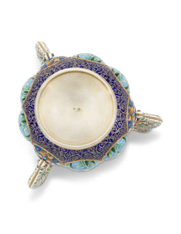 Ruckert, Feodor. A LARGE AND IMPORTANT SILVER-GILT AND CLOISONNÉ ENAMEL THREE-HANDLED CUP - Foto 3