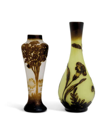 TWO MINIATURE CAMEO GLASS VASES - фото 1
