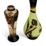 TWO MINIATURE CAMEO GLASS VASES - Foto 2