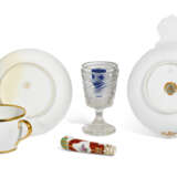A GROUP OF PORCELAIN AND GLASS TABLEWARES - Foto 2