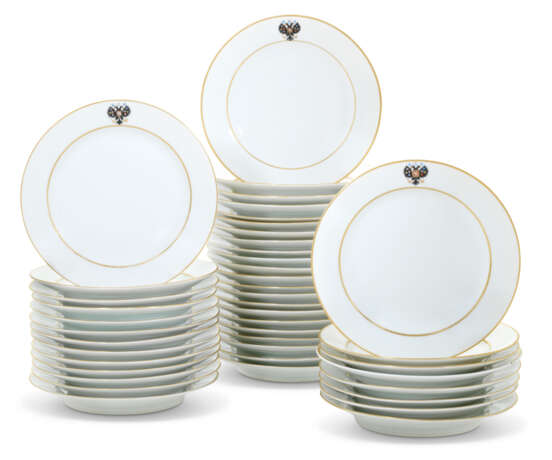 Imperial Porcelain Factory. FORTY THREE PORCELAIN DINNER PLATES FROM THE ALEXANDER III CORONATION SERVICE - Foto 1