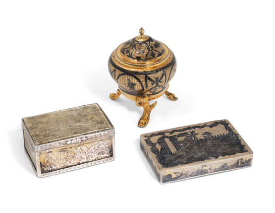 A SILVER-GILT AND NIELLO SALT CELLAR AND TWO SNUFF BOXES - Foto 1