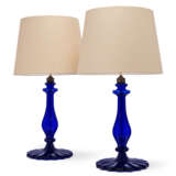 A PAIR OF MOULDED COBALT-BLUE GLASS LAMPS - Foto 1