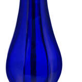 A PAIR OF MOULDED COBALT-BLUE GLASS LAMPS - Foto 3